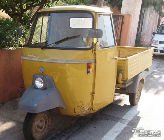  同時期意大利比亞喬-大猩猩（PIAGGIO-ape)