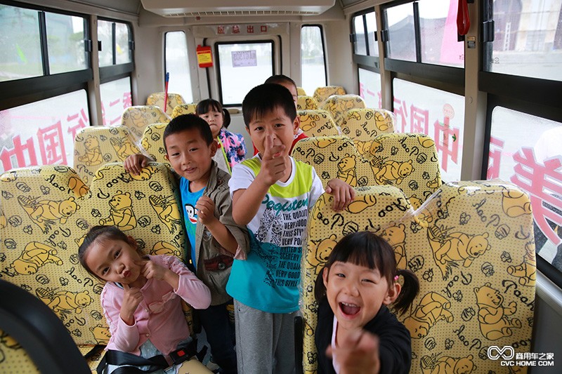 校車安全 孩子們現場體驗校車