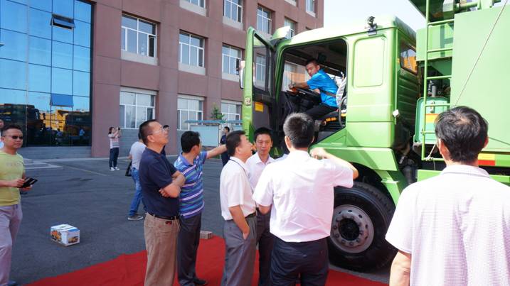 陜汽工作人員向各位領導介紹陜汽渣土車優勢.jpg